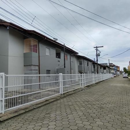 Apartamento Ubatuba - Praia grande - 200m da praia Bagian luar foto